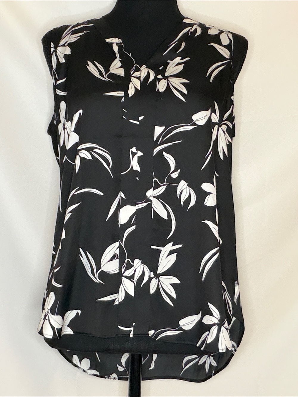 BANANA REPUBLIC FLORAL SATIN SLEEVELESS BLOUSE